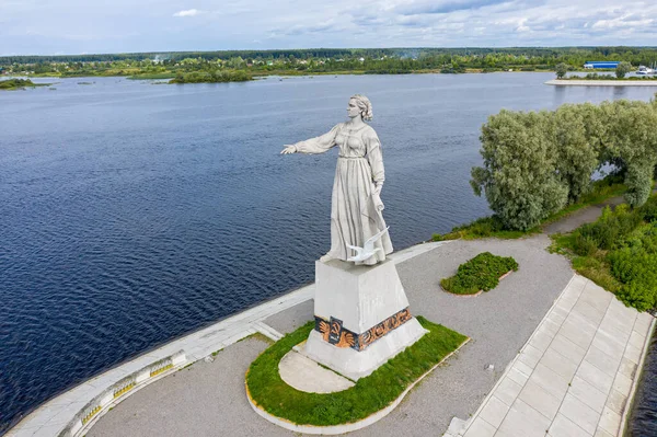 Rybinsk ロシア 2020年8月16日 女神像 母ヴォルガ Rybinsk Gatewayシステム リベンソー貯水池 空中風景 — ストック写真