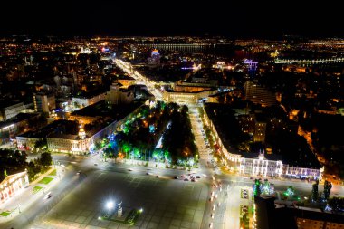 Voronezh, Rusya. Lenin Meydanı ve Koltsovsky Meydanı. Voronezh şehrinin gece panoraması havadan. Parlak sokak ışıkları. Hava görünümü