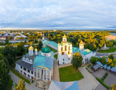 Yaroslavl, Rusya. Yaroslavl Spaso-Preobrazhensky Manastırı (Spaso-Yaroslavl Manastırı) - Yaroslavl 'daki antik bir erkek manastırı. Gün batımı zamanı. Hava görünümü