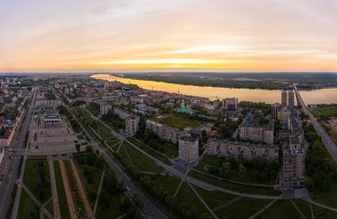 Perma, Rusya. Perm şehrinin merkezi. Kama nehrinin manzarası. Gün batımında panorama. Hava görünümü