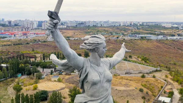 ロシアのヴォルゴグラード 彫刻の夕景祖国の呼び出し ヴォルゴグラードのママエフ クルガンについてです 曇り空 空の景色 — ストック写真