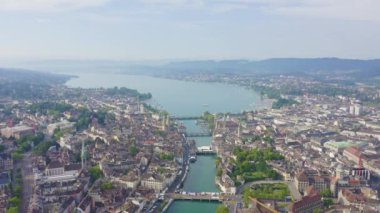 Dolly zoom. Zürih, İsviçre. Gökyüzünden şehrin panoraması. Zürih Gölü manzarası. Limmat Nehri Sona Eriş Alanı