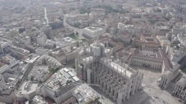 Milan, İtalya. Şehrin havadan manzaralı çatıları. Spiers Milan Katedrali. Bulutlu hava... 4K