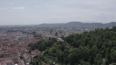 Graz, Avusturya. Graz 'daki saat kulesi. Tarihi şehir merkezi hava manzarası. Schlossberg Dağı (Castle Hill). 4K