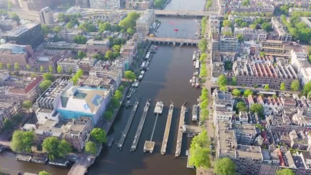 Ámsterdam, Países Bajos. Volando sobre los tejados de la ciudad. Río Amstel, Amstel Gateways. 4K — Vídeo de stock