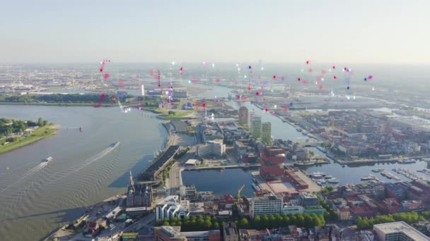 Antwerpia, Belgia. Latanie nad dachami historycznego miasta. Rzeka Schelde (Esco). Przemysłowa część miasta. 4K — Wideo stockowe