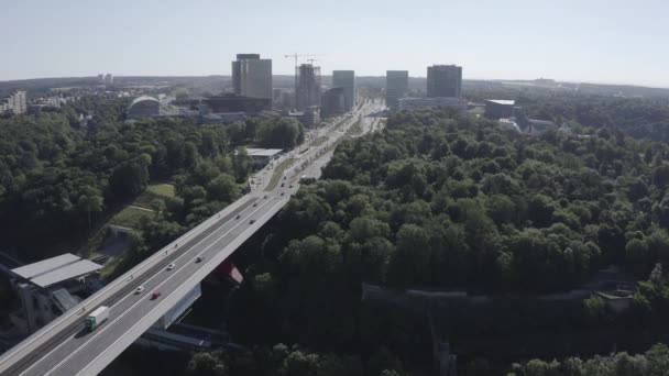 Luxembourg, Avenue John F. Kennedy, Un área con rascacielos modernos. Pont rouge. 4K — Vídeos de Stock