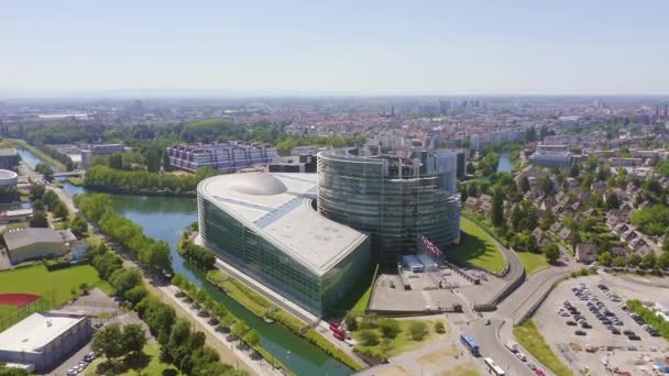 Estrasburgo, Francia. El complejo de edificios es el Parlamento Europeo, el Tribunal Europeo de Derechos Humanos, el Palacio de Europa. 4K — Vídeo de stock