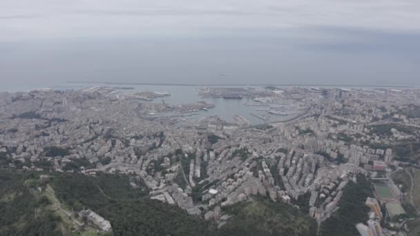 Gênes, Italie. Partie centrale de la ville, vue aérienne. Navires dans le port. 4K — Video