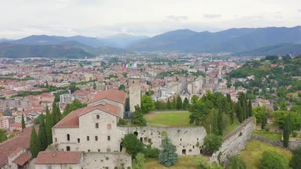 Dolly zoom. Brescia, Italia. Castello di Brescia. Zbor peste oraș în vreme tulbure — Videoclip de stoc