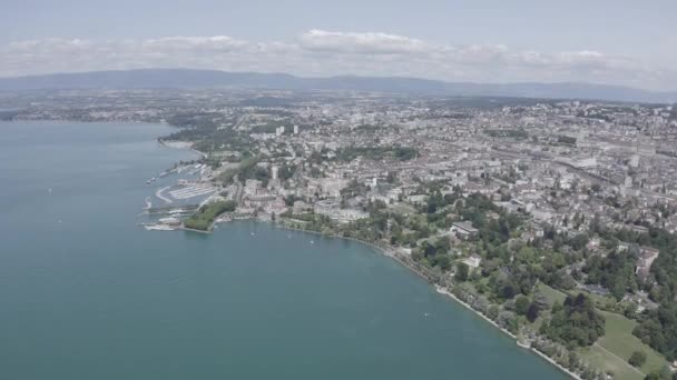 Lausanne, Zwitserland. Vlucht over het centrale deel van de stad. De kust van het Meer van Genève. 4K — Stockvideo