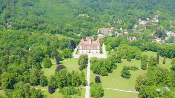 Graz, Ausztria. Eggenberg Palota (Schloss Eggenberg) - Stájerország legnagyobb arisztokratikus rezidenciája a Világörökség része. Az építkezés 1646-ra fejeződött be. 4K — Stock videók