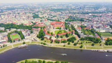 Krakow, Polonya. Wawel Kalesi. Vistula Nehri 'ndeki gemiler. Tarihi merkezin manzarası. 4K