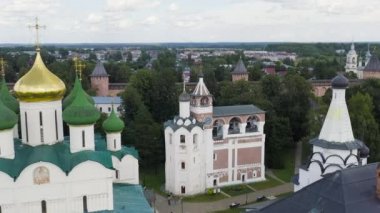 Suzdal, Rusya. Uçuş. Aziz Euthymius 'un Kurtarıcı Manastırı. Spaso-Evfimiev Manastırı 'ndaki Tanrı' nın Dönüşümü Katedrali. Çan kulesi. 4K
