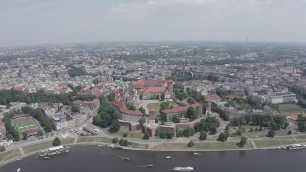 Krakkó, Lengyelország. Wawel kastély. Hajók a Visztula folyón. Kilátás a történelmi központ. 4K — Stock videók