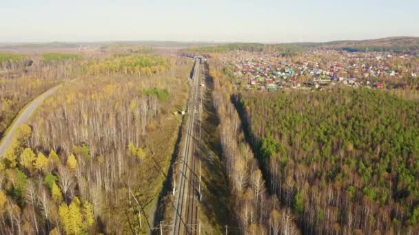 Ferrovia Electrificada. Vila de férias nos subúrbios da cidade de Ecaterimburgo. Ural, Rússia. No horizonte é visível o centro da cidade de Ecaterimburgo. 4K — Vídeo de Stock