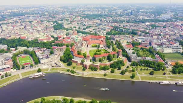 Krakau, Polen. Wawel Castle. Schepen op de Vistula Rivier. Uitzicht op het historische centrum. 4K — Stockvideo