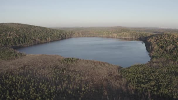Yekaterinburg, Rusland. Lake Peschanoye (Sandy) is rechthoekig van vorm, omgeven door bos in de herfst. Zonsondergang tijd. 4K — Stockvideo