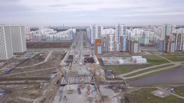 Ekaterinburg, Rusia. Pembangunan jembatan di atas sungai. Area Konstruksi Baru - Akademicheskiy (Akademik). 4K — Stok Video