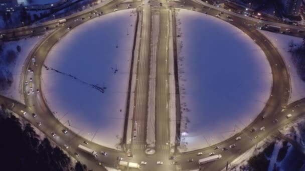 Jekatyerinburg, Oroszország. Kereszteződések alakzatban. Éjszakai csere. Aktív forgalom. 4K — Stock videók