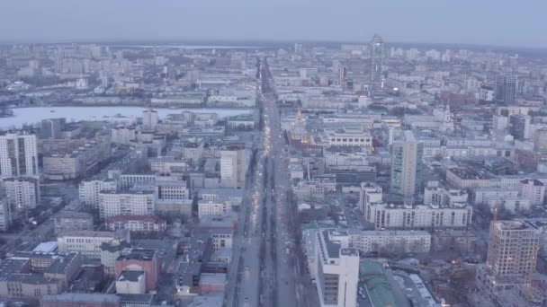 ロシアのエカテリンブルク。日没後の市内中心部。イェカテリンブルク市のメインストリートはレーニン通りである。早春だ。4K — ストック動画