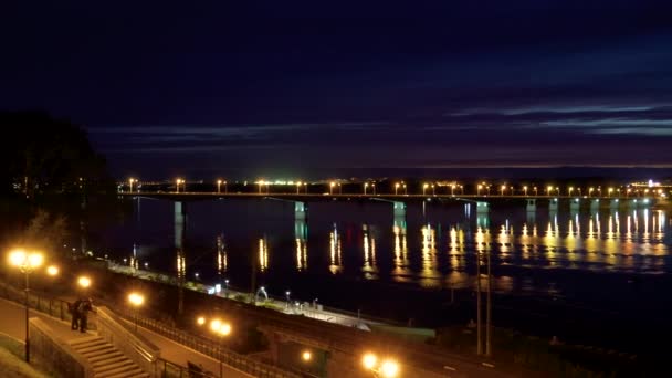 Perm, Rusland. Gemeenschappelijke brug over de Kama rivier in Perm. Nachtzicht. De dijk. 4K — Stockvideo