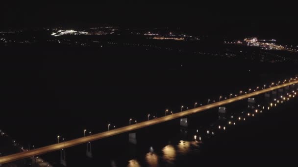 Perm, Rusland. Nachtvlucht. Brug over de Kama rivier - Komunalny brug. Vertaalde tekst - Water tussen ons. 4K — Stockvideo
