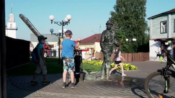 Russland, Wladimir. Interaktives Denkmal Feuerwehr. Kinder spielen mit einer Feuerpumpe. 4K — Stockvideo