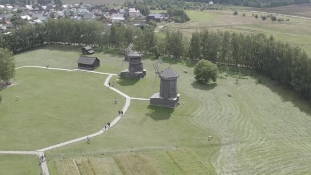 Suzdal, Ryssland. Flyg. Vindkraftverk i trä från 1700-1800-talet. 4K — Stockvideo