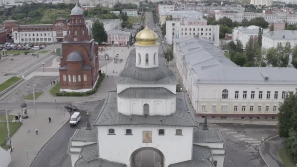 Rusland, Vladimir. Vlucht over de stad. Een van de belangrijkste bezienswaardigheden van de stad is de Gouden Poort. 4K — Stockvideo