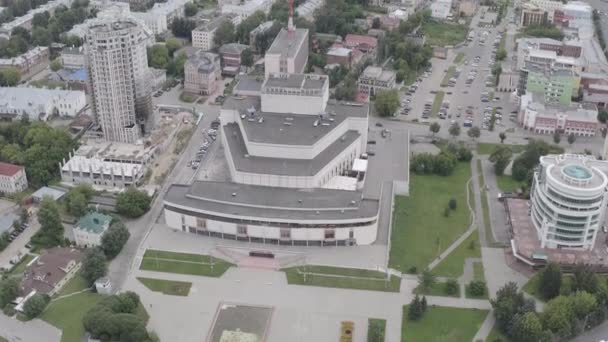 Ivanovo, Rusia. Vuelo sobre el centro de la ciudad. Teatro Regional Dramático Ivanovo. 4K — Vídeo de stock