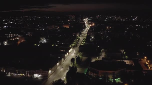 Ivanovo, Russie. Vol de nuit au-dessus du centre-ville d'Ivanovo. Lenin Avenue. 4K — Video