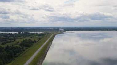 Rybinsk, Rusya. Rybinsk hidroelektrik santralinin hava görüntüsü. 4K