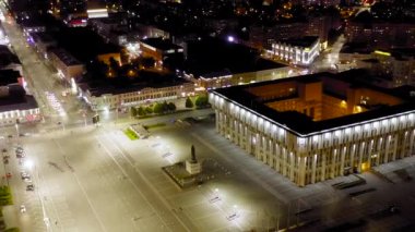 Tula, Rusya. Geceleri şehrin havadan görünüşü. Bölgesel Duma ve Lenin Meydanı. 4K