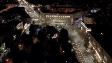 Voronezh, Rusya. Lenin Meydanı. Voronezh bölgesinin idari binası. Koltsovsky Meydanı. Şehir gece manzarası. 4K