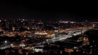 Rostov-on-Don, Rusya. Rostov-Glavny tren istasyonu. Şehir gece manzarası. 4K