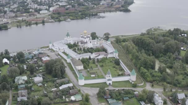 Rússia, Kostroma. Santíssima Trindade Mosteiro de Ipatievsky em Kostroma. 4K — Vídeo de Stock