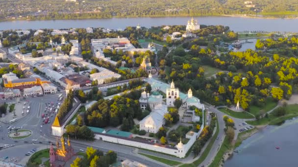 Yaroslavl, Rusia. Monasterio de Yaroslavl Spaso-Preobrazhensky (Monasterio de Spaso-Yaroslavl) - un antiguo monasterio de hombres en Yaroslavl. Hora del atardecer. 4K — Vídeo de stock