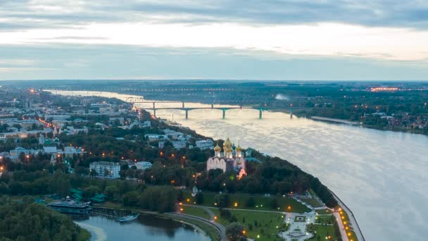 Yaroslavl, Rusya. Park oku. Varsayım Katedrali. Volga nehri ve köprüler. Akşam ışıkları, gün batımından sonra — Stok video