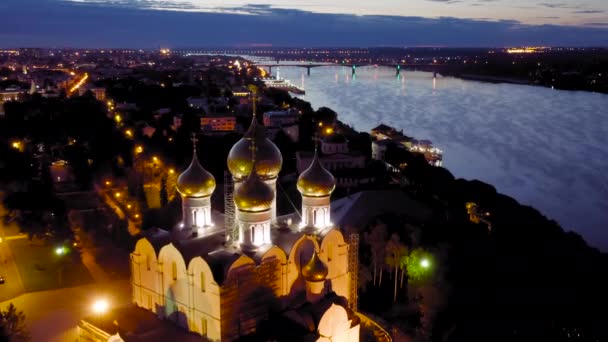 Yaroslavl, Rusya. Kutsal Bakire Meryem 'in Varsayımı Katedrali (Varsayım Katedrali). Gün batımından sonra şehir ışıkları, alacakaranlık. 4K — Stok video