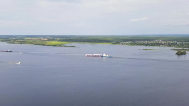 Rybinsk, Rusko. Člun a suchá nákladní loď na Rybinské nádrži, v oblasti plavebních komor. 4K — Stock video