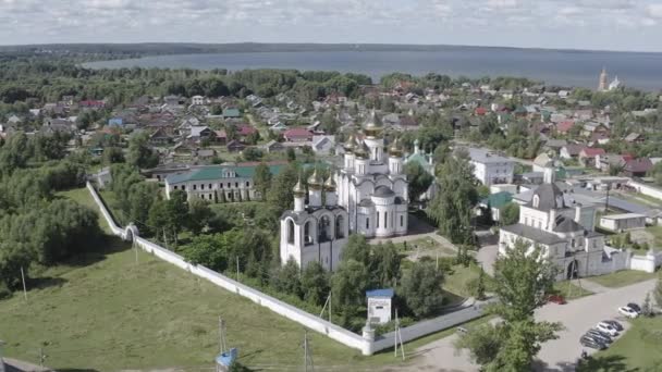 Pereslavl-Zalessky, Ryssland. St. Nicholas Pereslavskij kloster. Molnigt väder, sommar. 4K — Stockvideo