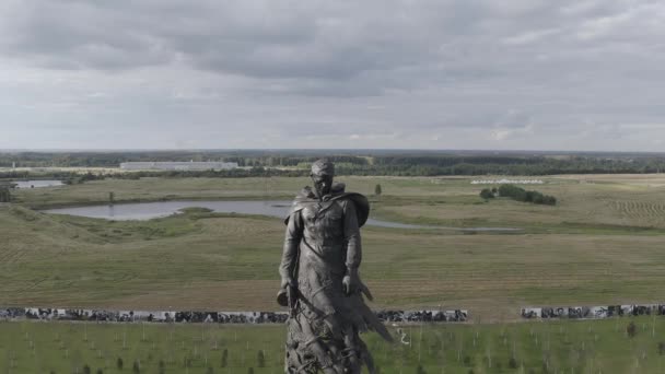 Rzhev, Rusia. El monumento conmemorativo de Rzhev al soldado soviético está dedicado a la memoria de los soldados soviéticos que murieron en batallas cerca de Rzhev en 1942-1943. 4K — Vídeos de Stock