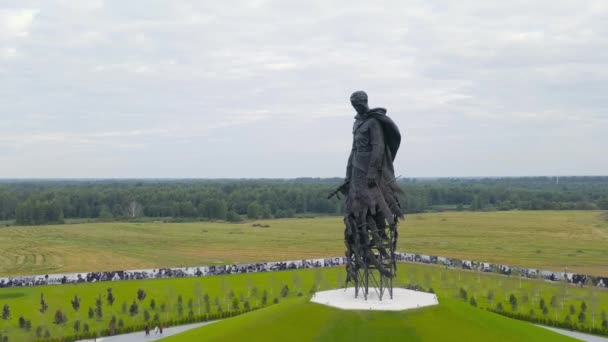 Rzhev, Rusia. El monumento conmemorativo de Rzhev al soldado soviético está dedicado a la memoria de los soldados soviéticos que murieron en batallas cerca de Rzhev en 1942-1943. 4K — Vídeos de Stock