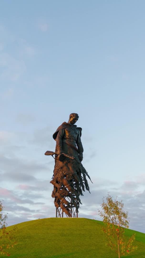 Rzjev, Russland. Rzjev-minnesmerket til den sovjetiske soldaten. Overgangen fra solnedgang til natt. Belysningen av monumentet skrus på. 4K – stockvideo