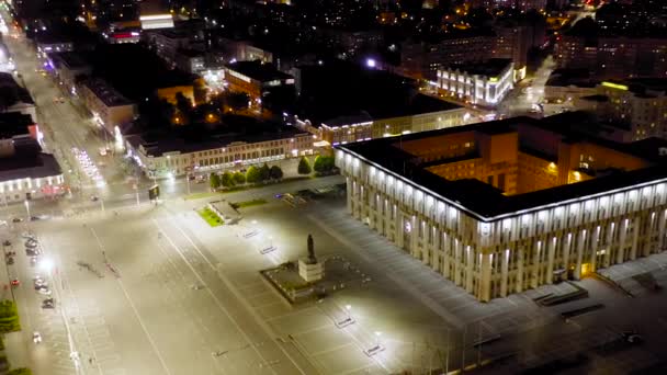 Tula, Rusland. Luchtfoto van de stad 's nachts. Regionale Doema en Lenin Square. 4K — Stockvideo