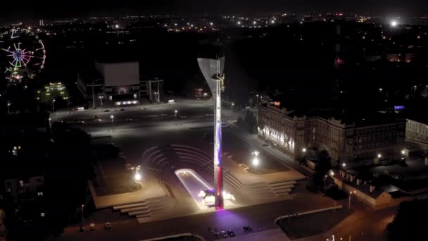 ロシアのロストフ・オン・ドン。ロストフの解放者への石碑。劇場広場。夜景。4K — ストック動画