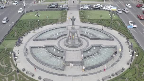 Krasnodar, Ρωσία. Λεωφόρος Αλεξάντροβσκι. Μνημείο της Παναγίας της Αικατερίνης με συντριβάνι. Θριαμβική αψίδα. Αεροφωτογραφία. 4K — Αρχείο Βίντεο
