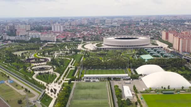 Krasnodar, Rosja. Krasnodar - stadion piłkarski klubu o tej samej nazwie w mieście Krasnodar. Park publiczny Krasnodar (Galicki Park). Letni widok z powietrza. 4K — Wideo stockowe