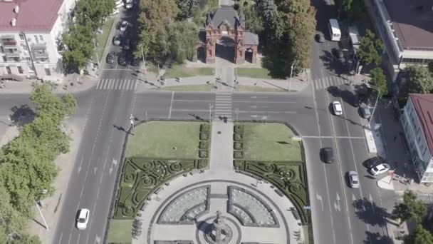 Krasnodar, Rusya, Alexandrovsky Bulvarı Parkı. Yazın şehir üzerinde uçuyorum. 4K — Stok video